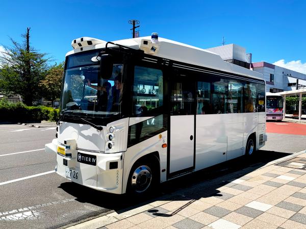 塩尻駅前を走行するティアフォー新型EVバス