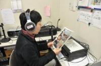 録音作業の様子。丁寧に読み上げます.
