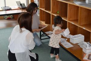 下絵を選ぶ子どもとその保護者