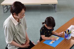 色塗りをしている子ども１