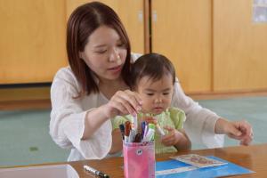 色塗りをしている子ども2