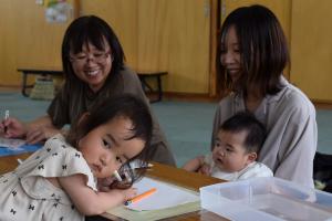 色塗りをしている子ども３
