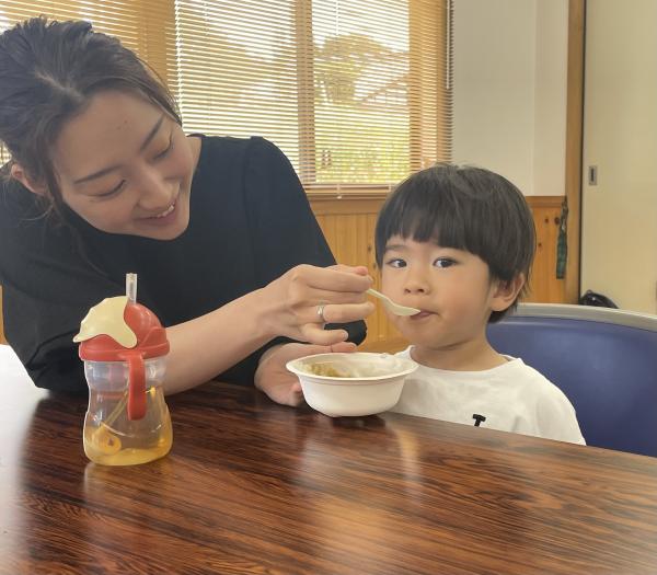 子どもがカレーを食べている画像