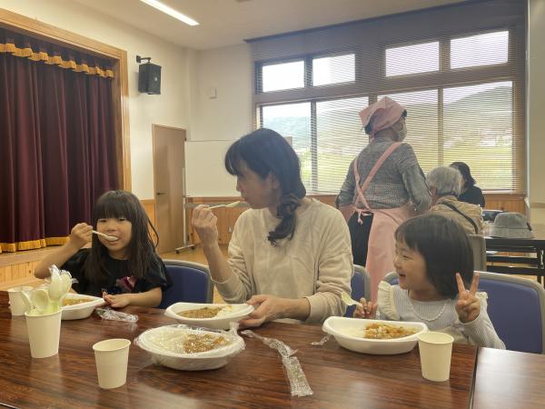 親子がカレーを食べている画像