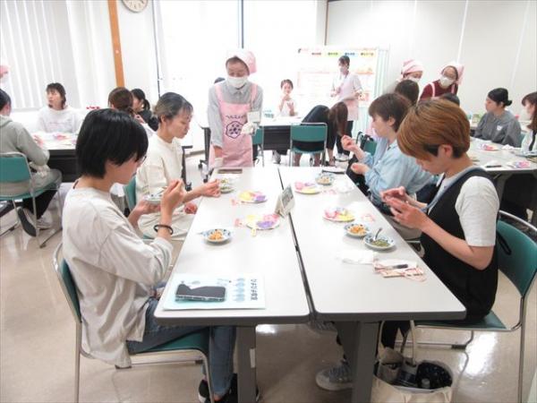 試食をしている画像