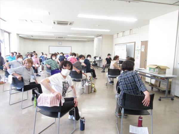 座ってストレッチしている画像