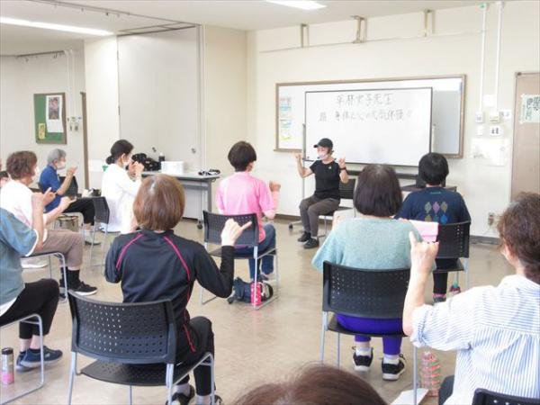 座って脳トレをしている画像