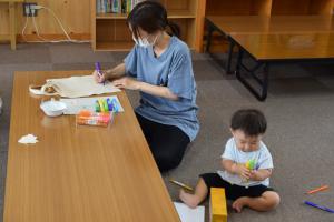 お母さんと色を塗る様子３
