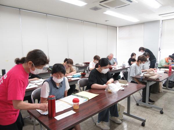 塩分チェックをしている画像