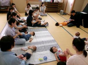 ふれあい遊びを楽しんでいる様子
