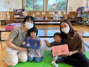 作品を持った親子の様子