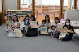 作品を持った親子の様子