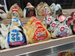 陳列されたキムタクごはんのおにぎり