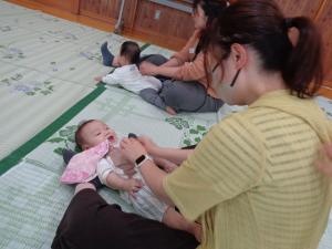 ママに触ってもらってご機嫌さん