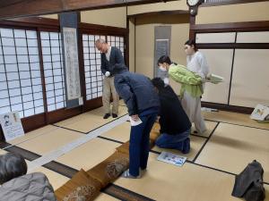 巻物を見る人の写真