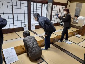 巻物の写真撮る人