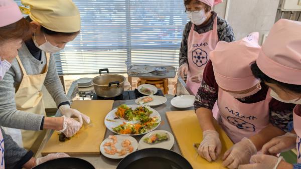 料理をしている画像