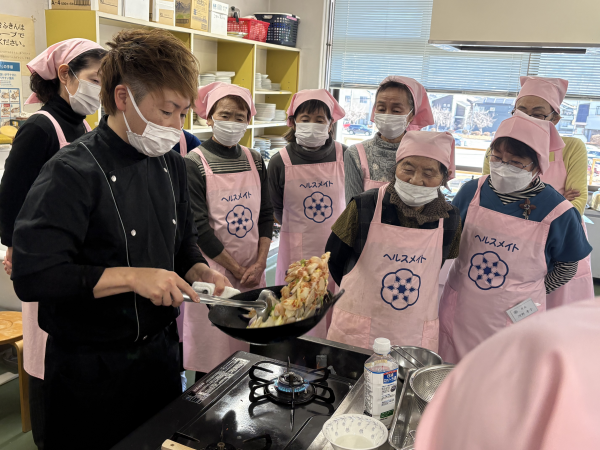 シェフが調理をしている画像