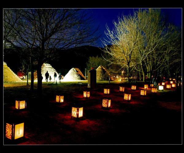 灯ろうの光に導かれ