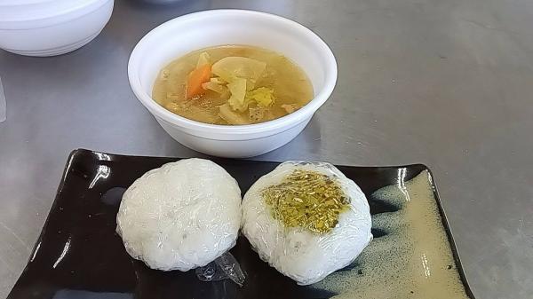 おにぎりと豚汁の画像