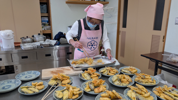 天ぷらを盛り付けている画像