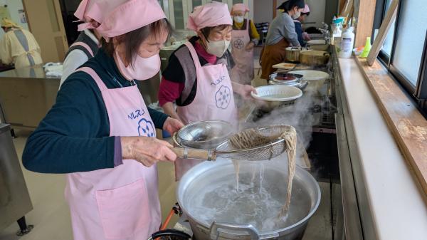 そばを茹でる画像