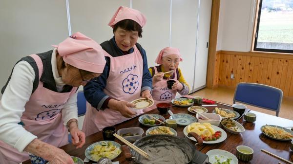 そばがきを食べている画像