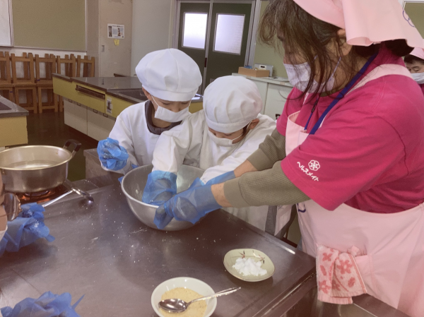 お団子作りの画像