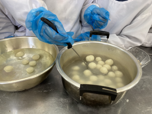 お団子作りの画像