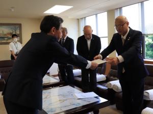 内閣総理大臣メッセージ伝達の様子