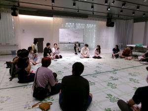 参加者が交流しているところ