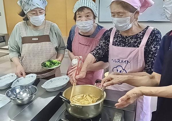 調理している画像