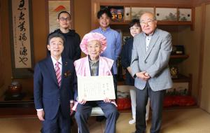 100歳を迎える方とそのご家族および市長による記念撮影の様子