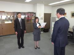 答申書を読み上げる審議会会長の写真ん