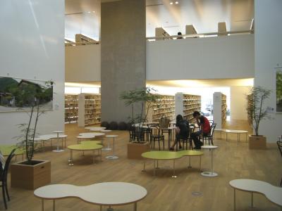 塩尻市立図書館の様子の写真