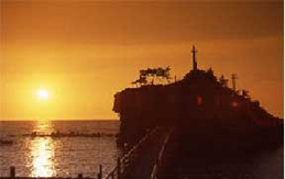 夕日の弁天島の写真