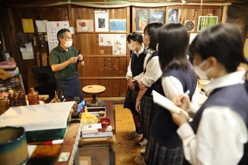 工房見学する様子