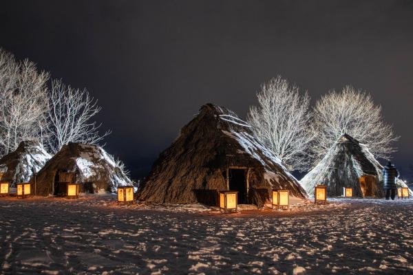 雪の積もった縄文の復元住居