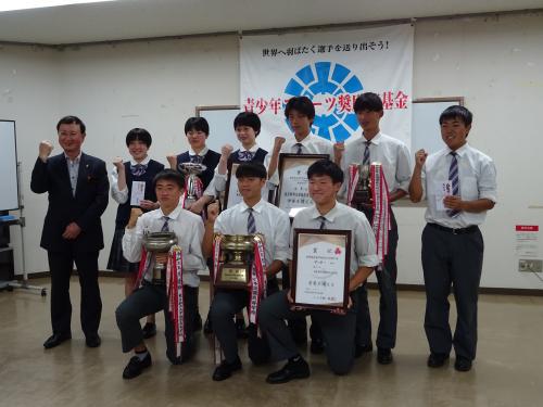 令和3年度全国高等学校総合体育大会　（東京都市大塩尻高等学校　女子バレーボール部（写真後列左）・男子ソフトテニス部（写真後列右）・男子サッカー部（写真前列））