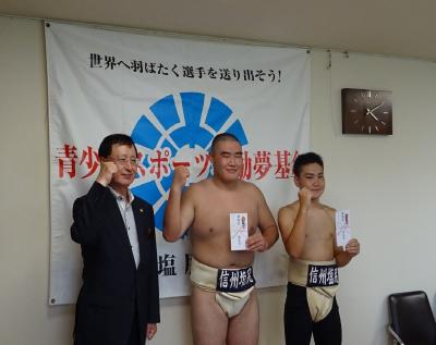 第32回全国都道府県中学生相撲選手権大会（写真中央・伊藤凜空さん、右・村上憲伸さん）