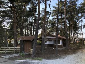 歌碑公園の松林の中に建つ牛屋