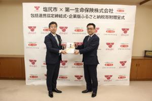 目録贈呈の様子